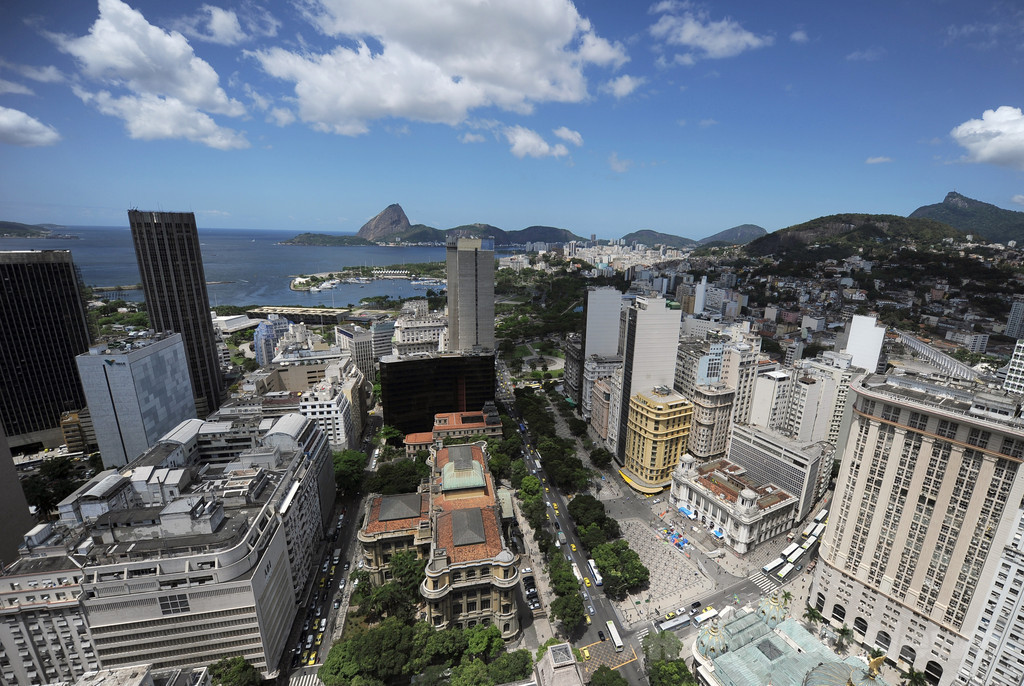 ブラジル・リオに熱波、ショッピングモールでスプリンクラー誤作動