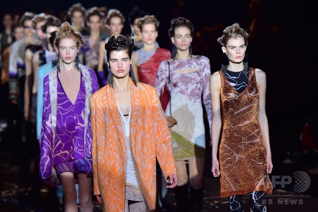 80年代風のボディコンシャスなシルエット、「ミッソーニ」15/16秋冬