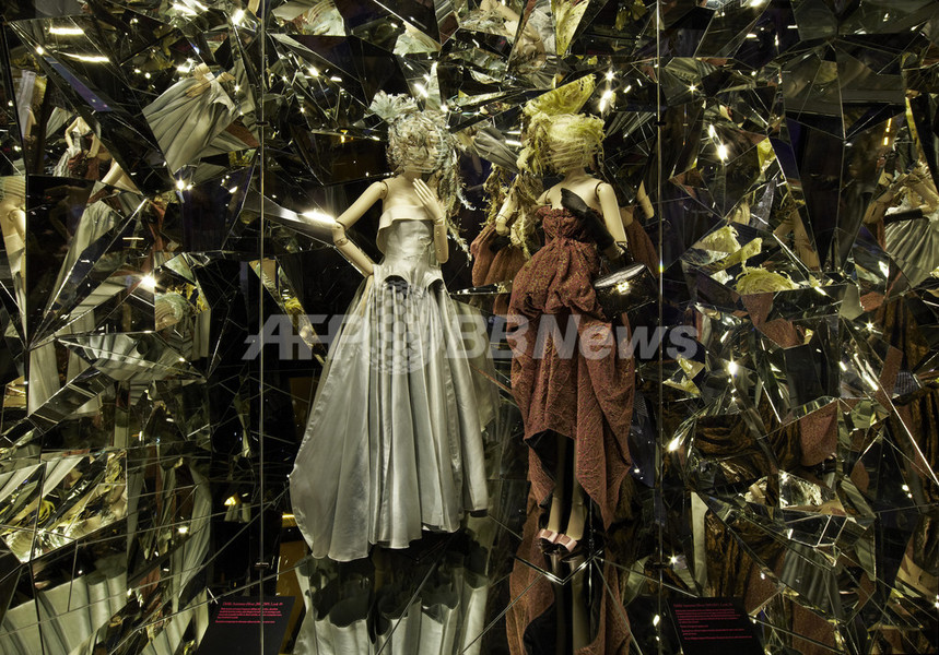 夏休みにいかが？見逃せないファッション・エキシビション