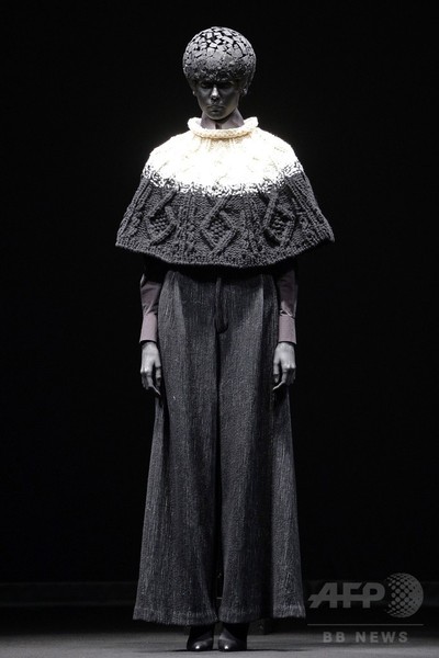 紫外線で浮かびあがる柄など「LIGHT」をテーマに、「アンリアレイジ」15/16秋冬
