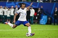 サッカー欧州選手権準々決勝、ポルトガル対フランス。PK戦でシュートを蹴るフランスのジュール・クンデ（2024年7月5日撮影）。(c)JAVIER SORIANO / AFP