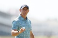 男子ゴルフの今季メジャー第3戦、全米オープン選手権3日目。1番でバーディーパットを沈め、ギャラリーの声援に応えるロリー・マキロイ（2023年6月17日撮影）。(c)Harry How/Getty Images/AFP