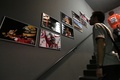 イタリアのイモーラ（Imola）で開催された故アイルトン・セナ（Ayrton Senna）氏の没後20年追悼式典で展示品を眺める人々（2014年5月1日撮影）。(c)AFP/MAURO MONTI