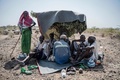 複数の地震に見舞われたエチオピアで、アワッシアルバに仮設キャンプが設けられ、急ごしらえで作った日陰に集まる避難住民（2025年1月11日撮影）。(c)Amanuel Sileshi / AFP