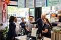 米首都ワシントンで、メキシコ料理店を訪れたジョー・バイデン大統領（中央右）とカマラ・ハリス副大統領（左端、2023年5月5日撮影）。(c)Jim WATSON / AFP