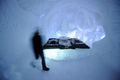 スウェーデン北部ユッカスヤルビ（Jukkasjaervi）の「アイスホテル（Icehotel）」の客室に入る宿泊客（2009年1月8日撮影）。(c)AFP/OLIVIER MORIN