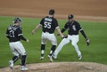 21MLB、シカゴ・ホワイトソックス対クリーブランド・インディアンス。ノーヒットノーランを達成して歓喜するシカゴ・ホワイトソックスのカルロス・ロドン（中央、2021年4月14日撮影）。(c)Nuccio DiNuzzo/Getty Images/AFP