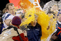 13NFL第48回スーパーボウル（Super Bowl XLVIII）、デンバー・ブロンコス（Denver Broncos）対シアトル・シーホークス（Seattle Seahawks）。優勝を飾り、ザック・ミラー（Zach Miller、左）からドリンクを浴びせられるシアトル・シーホークスのピート・キャロル（Pete Carroll）ヘッドコーチ（中央、2014年2月2日撮影）。(c)AFP/Getty Images/Kevin C. Cox