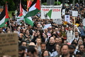 イスラエル建国に際しパレスチナ人76万人が故郷を追われた「ナクバ（大惨事）」の日に合わせ、5月にドイツ・ベルリンで行われた親パレスチナデモ（2024年5月18日撮影）。(c) RALF HIRSCHBERGER / AFP