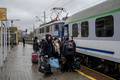 ウクライナ国境に近いポーランド南東部プシェミシルの駅で、ワルシャワ行きの列車に乗るウクライナ難民（2022年4月1日撮影）。(c)Angelos Tzortzinis / AFP