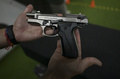非致死性の銃。コロンビア首都ボゴタの射撃練習場で（2021年9月17日撮影）。(c)Juan BARRETO / AFP