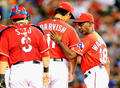 13MLBは24日、各地で試合が行われ、ダルビッシュ有（Yu Darvish）が先発したテキサス・レンジャーズ（Texas Rangers）は3-2でヒューストン・アストロズ（Houston Astros）に勝利し、ワイルドカード争いに踏みとどまった。

ロン・ワシントン（Ron Washington、右）監督から降板を告げられるテキサス・レンジャーズのダルビッシュ有（中央、2013年9月24日撮影）。(c)AFP/Getty Images/Ronald Martinez