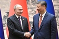 中国・北京で、握手する習近平・国家主席（左）とロシアのウラジーミル・プーチン大統領。スプートニク配信（2024年5月16日撮影、資料写真）。(c)Sergei BOBYLYOV / POOL / AFP
