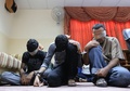 イラク・バグダッド（Baghdad）の警察署で目隠しをされて座っている国際テロ組織アルカイダ（Al-Qaeda）構成員とみられる男たち。警察によると、宗派間対立をあおるためバグダッド南部でシーア派のイスラム教徒に対し、脅迫・殺害を行ったと供述しているという（2013年10月5日撮影）。(c)AFP/SABAH ARAR