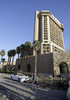 爆弾攻撃によるがれきなどが散乱するイラク・バグダッド（Baghdad）中心部のシェラトン（Sheraton）ホテル付近（2010年1月25日撮影）。(c)AFP/ALI AL-SAADI