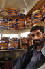 2007年9月13日、ラマダン初日で混雑するカブール（Kabul）の市場でパンを売る商店。(c)AFP/SHAH Marai
