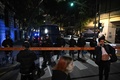 アルゼンチン・ブエノスアイレスのクリスティナ・キルチネル副大統領の自宅前を警護する警察（2022年9月1日撮影）。(c)Luis ROBAYO / AFP