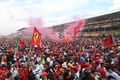 24F1第16戦イタリアGP決勝。シャルル・ルクレールの優勝を喜ぶ会場のフェラーリファン（2024年9月1日撮影）。(c)Andrej ISAKOVIC/ AFP