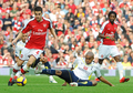09-10イングランド・プレミアリーグ、アーセナル（%%Arsenal%%）対トッテナム・ホットスパー（%%Tottenham Hotspur%%）。試合はアーセナルが3-0でノースロンドンダービーを制した。写真はトッテナム・ホットスパーのウィルソン・パラシオス（%%Wilson Palacios%%）のスライディングタックルをかわすアーセナルのセスク・ファブレガス（%%Cesc Fabregas%%、左）。（2009年10月31日撮影）(c)AFP/CARL DE SOUZA