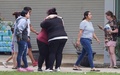米テキサス州ユバルディで、カウンセリングが提供される市民センターの前で抱擁を交わす人々（2022年5月24日撮影）。(c)allison dinner / AFP