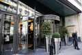 フランス・パリ（Paris）中心部にある米ホテルグループ「ヒルトン（Hilton）」傘下のホテル「ヒルトン凱旋門パリ（Hilton Arc de Triomphe Paris）」の正面玄関（2012年8月14日撮影）。(c)AFP/PIERRE VERDY
