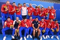 東京五輪、水球男子決勝。ギリシャ対セルビア。表彰式で金メダル獲得を喜ぶセルビアの選手ら（2021年8月8日撮影）。(c)Angela WEISS / AFP