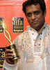 バンコク（Bangkok）で開催された「国際インド映画アカデミー賞（International Indian Film Academy Awards、IIFA）」受賞式で最優秀脚本賞（Best screenplay）を受賞したインド人監督Anurag Basu（2008年6月8日撮影）。(c)AFP/PORNCHAI KITTIWONGSAKUL