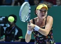 女子テニス、WTAツアー選手権（BNP Paribas WTA Championships - Singapore 2014）4日目。リターンを狙うアニエスカ・ラドワンスカ（Agnieszka Radwanska、2014年10月23日撮影）。(c)AFP/ROSLAN RAHMAN