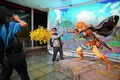 人気ゲーム「ゼルダの伝説」シリーズ最新作「ゼルダの伝説 ティアーズ オブ ザ キングダム」発売日に、米ニューヨークのニンテンドーストアで写真撮影する人（2023年5月12日撮影）。(c)Ed JONES / AFP