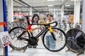 山東省の楽陵市経済開発区にある泰山瑞豹複合材料の生産現場。パリ五輪で使われる自転車のサンプルが注目を集めた（2024年7月8日撮影、資料写真）。(c)People’s Daily/賈鵬