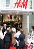 東京・銀座に開店した「H＆M」日本第1号店で、来店者を迎える最高経営責任者のロルフ・エリクセン（Rolf Eriksen、左から2番目）氏。（2008年9月13日撮影）。(c)AFP/Yoshikazu TSUNO