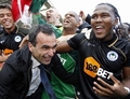 10-11イングランド・プレミアリーグ、ストーク・シティ（Stoke City）対ウィガン（Wigan Athletic）。残留が決まり、ウーゴ・ロダジェガ（Hugo Rodallega、右）と喜ぶウィガンのロベルト・マルティネス（Roberto Martinez）監督（2011年5月22日撮影）。(c)AFP/IAN KINGTON