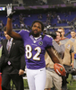 12NFL第3週、ボルティモア・レイヴンズ（Baltimore Ravens）対ニューイングランド・ペイトリオッツ（New England Patriots）。試合後、歓声に応えて手を振るボルティモア・レイヴンズのトレイ・スミス（Torrey Smith、2012年9月23日撮影）。(c)AFP/Getty Images/Rob Carr