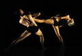 毎年恒例のベオグラード・ダンス・フェスティバル（Belgrade Dance Festival）でパフォーマンスを披露する、ウェイン・マクレガー（Wayne McGregor）率いる英「ランダム・ダンス・カンパニー（Random Dance Company）」のダンサーたち（2009年4月3日撮影）。(c)AFP/Andrej Isakovic