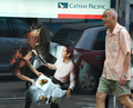 香港の街頭に掲げられた、批判の声があがっている中国のキャセイ航空（Cathay Pacific Airways）の広告（2008年6月10日撮影）。(c)AFP/MIKE CLARKE