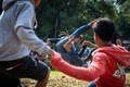 インドネシア南スラウェシ州ティカラで、稲刈り後の感謝祭「シセンバ」が開かれ、足蹴りを繰り出す参加者（2024年8月11日撮影）。(c)Hariandi HAFID / AFP