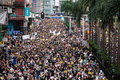 香港で行われた反政府デモで市中心部を行進する市民ら（2019年7月21日撮影）。(c)  Laurel Chor / AFP
