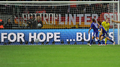 女子サッカーW杯ドイツ大会（FIFA Women&apos;s World Cup 2011）は17日、フランクフルト（Frankfurt）で決勝が行われ、日本は2度の劣勢を跳ね返し、2-2の末に迎えたPK戦で米国を3-1で下して初優勝を飾った。

前半36分に、同点ゴールを決め喜ぶ宮間あや（Aya Miyama、右から2人目、2011年7月17日撮影）。(c)AFP/PATRIK STOLLARZ