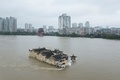 中国中部の湖北省武漢で、長江の増水により浸水した、700年前に岩の上に建てられた寺院「観音閣」（2020年7月20日撮影）。(c)STR / AFP