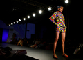 2007年11月7日、インド・バンガロールで開催されたシーバス・ファッション・ツアー（Chivas fashion tour）で発表されたマニシュ アローラ（Manish Arora）の08年春夏コレクション。(c)AFP/Dibyangshu SARKAR