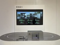 オルドスゼロカーボン産業パークの展示ホールにあるバッテリー交換式大型電気トラックの展示コーナー（2023年4月24日撮影）。(c)Xinhua News