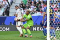 サッカーアジアカップ、グループD、イラク対日本。ボールをキャッチするGK鈴木彩艶（中央、2024年1月19日撮影）。(c)HECTOR RETAMAL / AFP