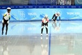 北京冬季五輪、スピードスケート女子団体追い抜き決勝。レースに臨む（左から）高木美帆、佐藤綾乃、高木菜那（2022年2月15日撮影）。(c)SEBASTIEN BOZON / AFP