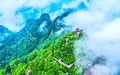 雲がかかった武当山（2020年6月15日撮影）。(c)CNS/趙広亮
