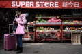 仏パリのベルビル地区にある中国系青果店（2020年2月5日撮影）。(c)Philippe LOPEZ / AFP