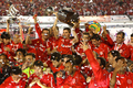 サッカーリベルタドーレス杯2010（Copa Libertadores de America 2010）は18日、決勝の第2戦がブラジルのポルトアレグレ（Porto Alegre）で行われ、インテルナシオナウ（Internacional、ブラジル）がCDグアダラハラ（Club Deportivo Guadalajara、メキシコ）を3-2で下し、2試合合計5-3で2度目の優勝を果たした。写真は優勝し、喜ぶインテルナシオナウの選手たち。（2010年8月18日撮影）(c)AFP/JEFFERSON BERNARDES