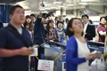 JR東京駅で地震発生後に新幹線の運行再開を待つ乗客ら（2015年5月30日撮影）。(c)AFP/KAZUHIRO NOGI