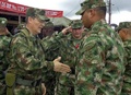 南米コロンビアの左翼ゲリラ「コロンビア革命軍（Revolutionary Armed Forces of Colombia、FARC）」に拘束されたことが明らかになったコロンビア軍のルーベン・アルサテ（Ruben Alzate）准将（左、2014年8月15日撮影、資料写真）。(c)AFP/ARMY PRESS OFFICE