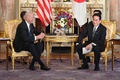 東京・元赤坂の迎賓館で会談に臨む岸田文雄首相（右）とジョー・バイデン米大統領（2022年5月23日撮影）。 (c)David MAREUIL / POOL / AFP