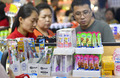 日本製の日用品を買い求める来場者（2019年8月24日撮影）。(c)Xinhua News
